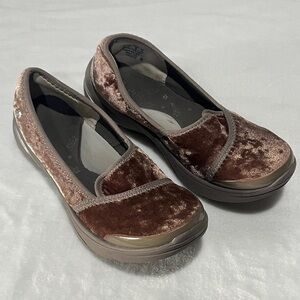 BZees size 6 Women's Velvet Slip-On Shoes